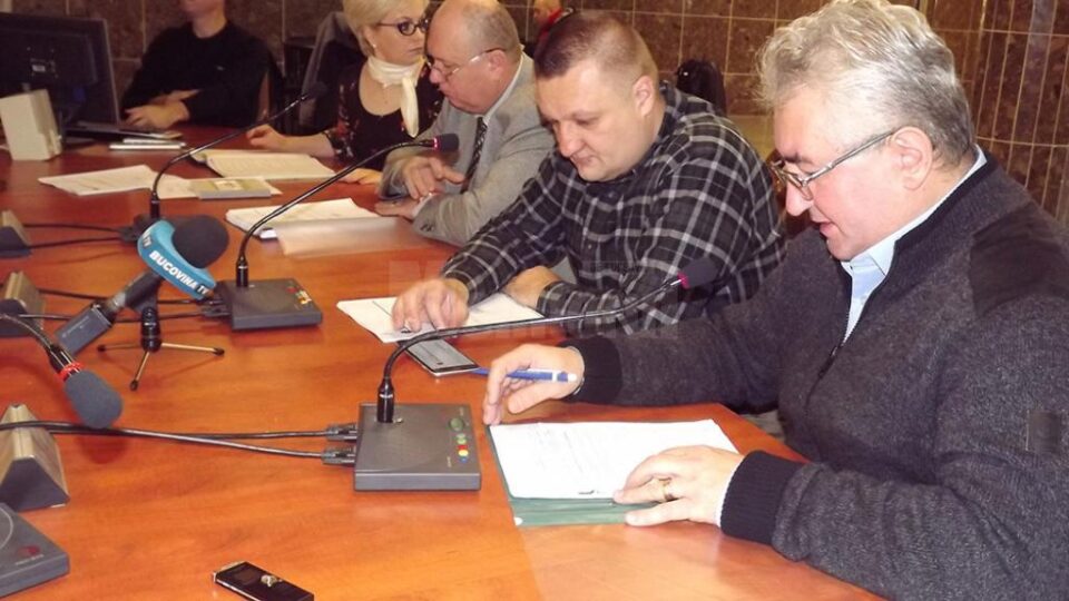 Ion Lungu: „S-a majorat plafonul salarial la primărie, ceea ce ne permite și nouă să dăm un avans din drepturile bănești câștigate pentru anul 2015, dar numai pentru un trimestru” Ion Lungu: „S-a majorat plafonul salarial la primărie, ceea ce ne permite și nouă să dăm un avans din drepturile bănești câștigate pentru anul 2015, dar numai pentru un trimestru”