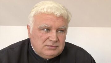 Minu Mititelu, preotul care adună sub acoperișul parohiei sale copii și oameni ai străzii