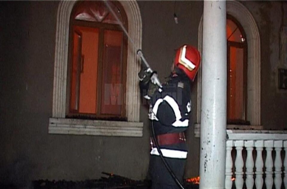 Conacul distrus de puternicul incendiu