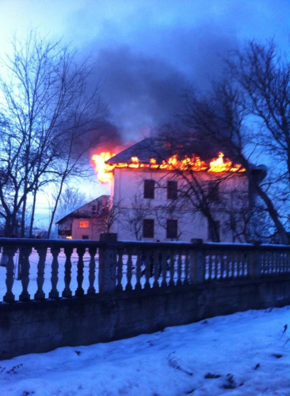 Conacul cuprins de flăcări. Foto: Robert Cantonaș