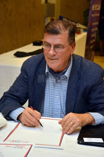 Maestrul Mihai Pânzaru-Pim a dăruit și el câte un portret câștigătorilor licitațiilor. Foto: ArTiStul