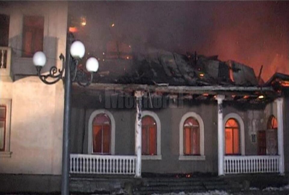 Conacul distrus de puternicul incendiu