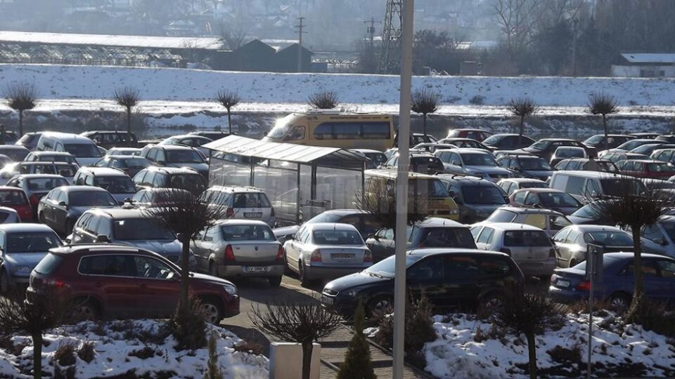 Parcarea de la Iulius Mall era atât de plină încât mulți au parcat pe zona circulabilă, blocând alte mașini