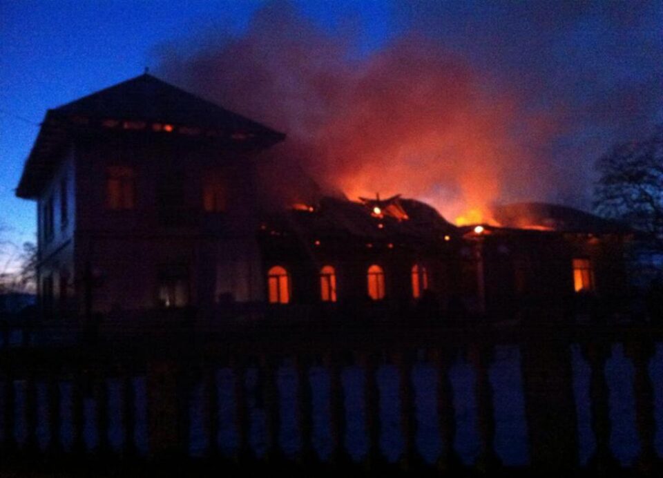 Conacul cuprins de flăcări. Foto: Robert Cantonaș