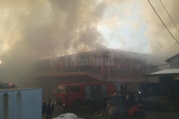 Centrul Comercial Rozita, distrus de un incendiu azi dimineață