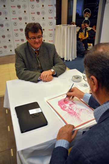 Maestrul Mihai Pânzaru-Pim a dăruit și el câte un portret câștigătorilor licitațiilor. Foto: ArTiStul