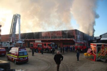 Centrul Comercial Rozita din Șcheia, mistuit de flăcări