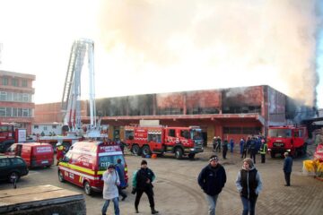 La fața locului au fost trimiși 150 de pompieri și nu mai puțin de 16 autospeciale de stingere, ambulanțe și mașini de descarcerare