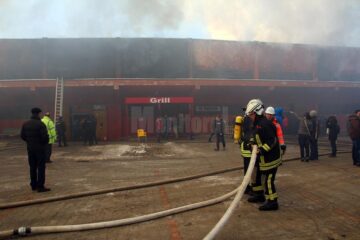 Centrul Comercial Rozita, distrus complet. 141 de standuri cu marfă făcute scrum și peste 50 de comercianți ruinați