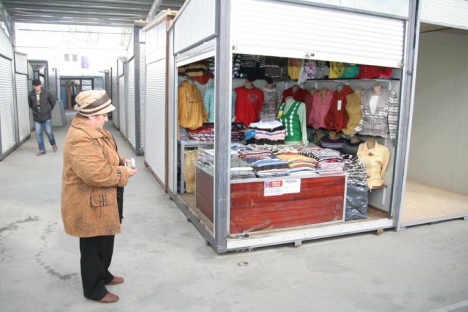 Inspectorii antifraudă îi vor monitoriza pe comercianții din Bazarul Sucevei până la sfârșitul anului