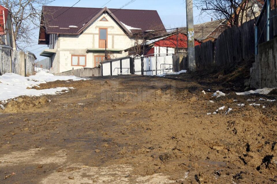 În Salcea, pe strada Șerpuită, locatarii nu-și plătesc impozitele, primăria nu balastează