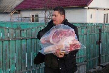 Alimentele oferite de silvicultorii suceveni vor face ca sărmana familie să aibă parte de sărbători îmbelșugate