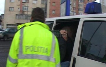 Suspecți de furturi în toată țara, prinși la Suceava, cu o plasă de bijuterii și o valiză de bani la ei