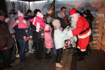 Copii din toate cartierele Sucevei au venit însoțiți de părinți sau bunici, la întâlnirea cu Moș Crăciun