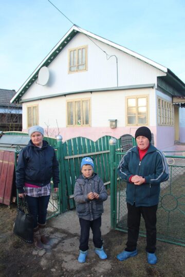 Alimentele oferite de silvicultorii suceveni vor face ca sărmana familie să aibă parte de sărbători îmbelșugate