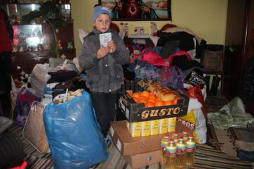 Gabi Baciu a ales să dea o parte din bunătățile primite colegilor de la școală