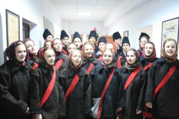Grupul vocal tradițional al liceului din Vicovu de Sus a colindat redacția Monitorul de Suceava