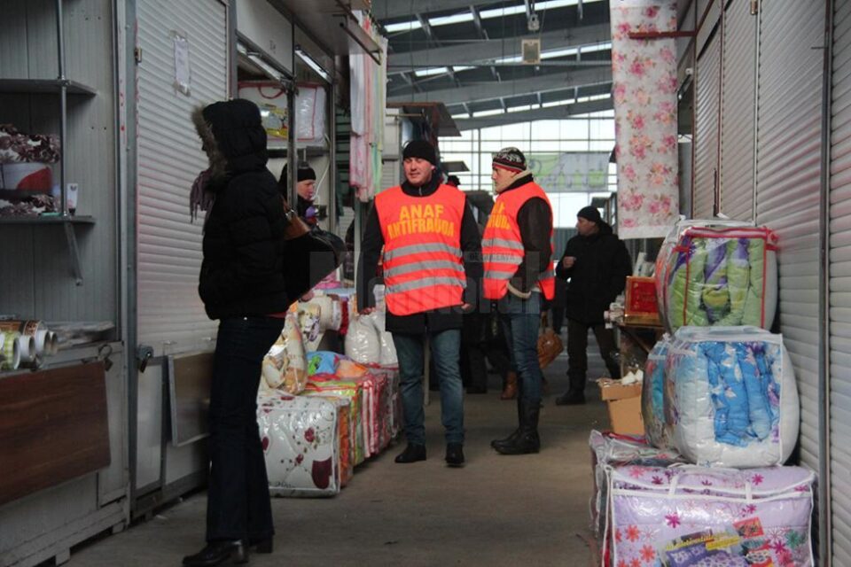 Inspectorii antifraudă îi sfătuiesc pe comercianții din bazarul Sucevei să emită bonuri fiscale Inspectorii antifraudă îi sfătuiesc pe comercianții din bazarul Sucevei să emită bonuri fiscale