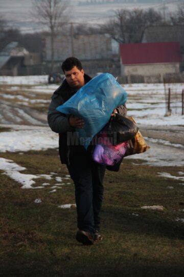 Pachete cu bunuri pentru ajutorarea familiei din Ciprian Porumbescu a carei casa a ars luna trecuta