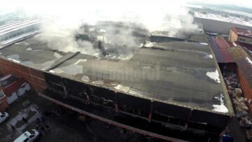 După mai bine de 24 de ore de luptă cu flăcările, pompierii nu reușiseră ieri să lichideze incendiul