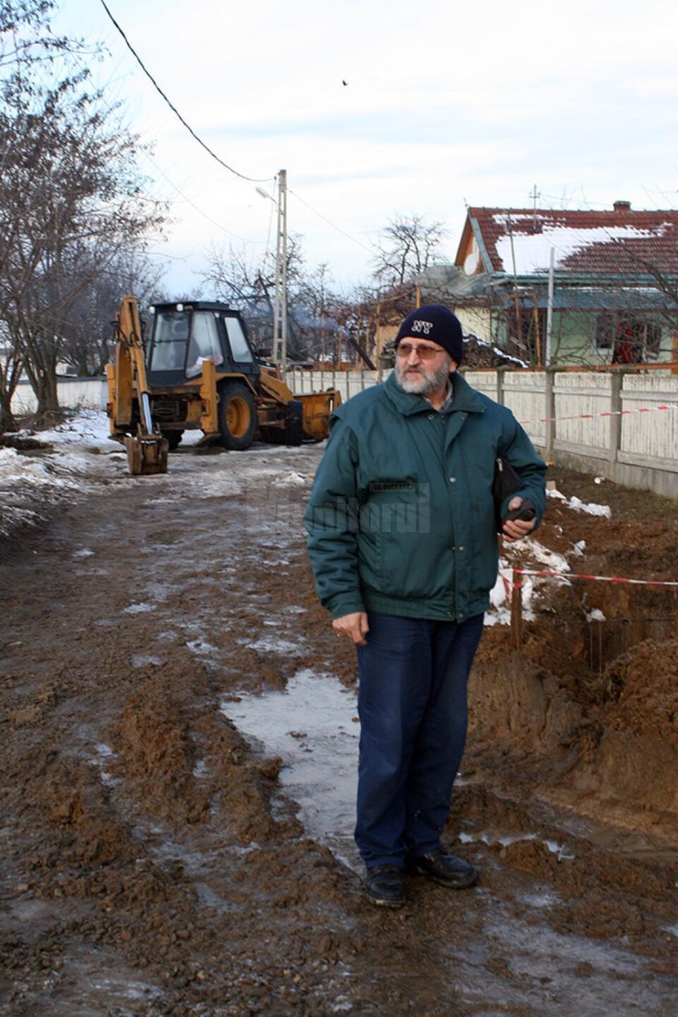 Mișu Rotaru nu poate ajunge cu materiale de construcții la casa pe care o ridică