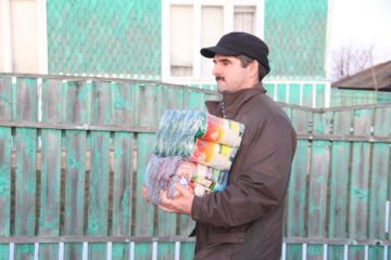 Alimentele oferite de silvicultorii suceveni vor face ca sărmana familie să aibă parte de sărbători îmbelșugate