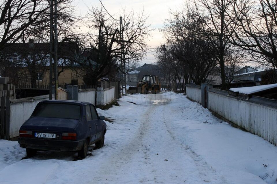 Mașinile celor care locuiesc pe strada Învierii, blocate din cauza utilajului