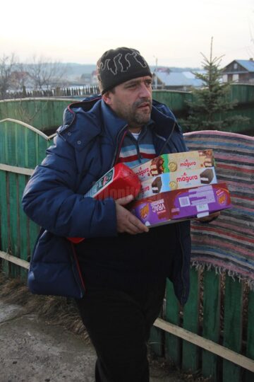 Alimentele oferite de silvicultorii suceveni vor face ca sărmana familie să aibă parte de sărbători îmbelșugate