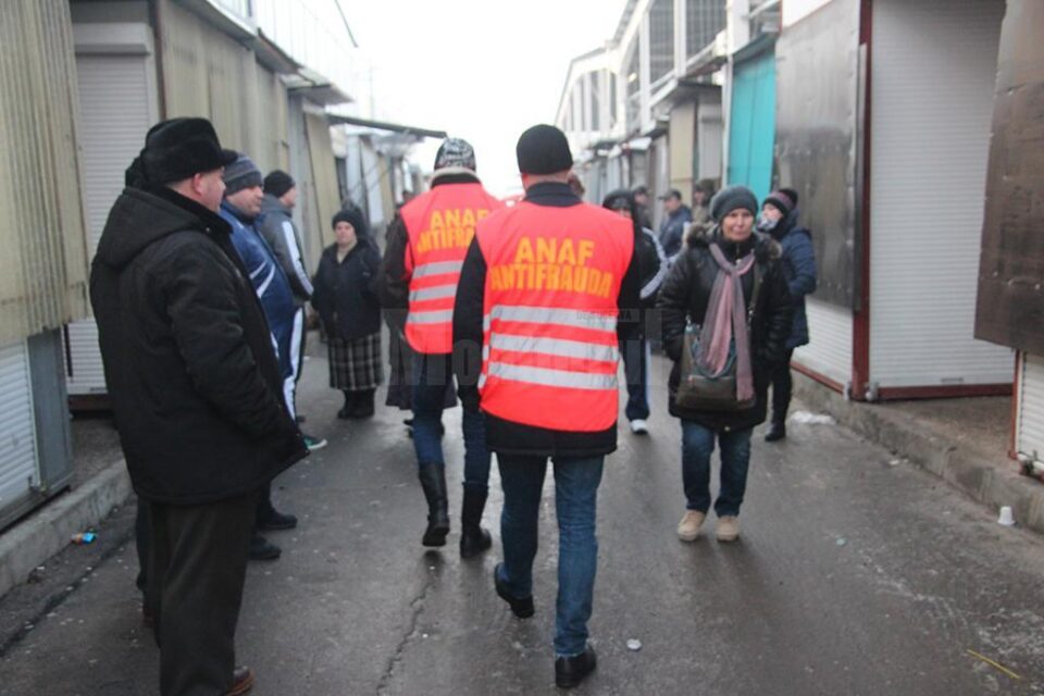 Inspectorii antifraudă îi sfătuiesc pe comercianții din bazarul Sucevei să emită bonuri fiscale