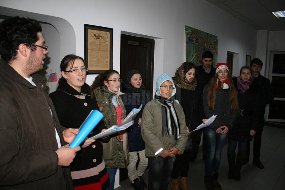 Studenții de la ASCOR, cu colinda la Redacția „Monitorul de Suceava”