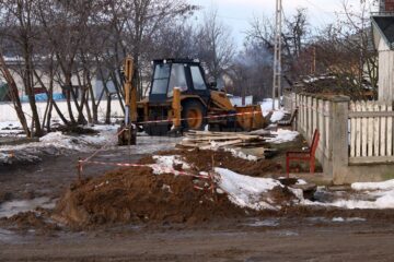 Un utilaj defect blochează de o săptămână accesul pe strada Înverii din Plopeni