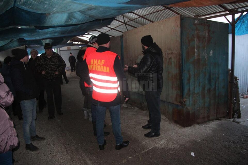 Inspectorii antifraudă îi sfătuiesc pe comercianții din bazarul Sucevei să emită bonuri fiscale