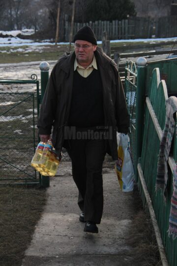 Alimentele oferite de silvicultorii suceveni vor face ca sărmana familie să aibă parte de sărbători îmbelșugate