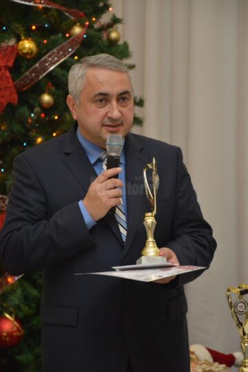 Premiul a fost înmânat rectorului instituției – prof. univ. dr. ing. Valentin Popa (2)