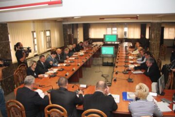 Deși PNL are doar 10 membri în deliberativ, proiectul lor, intens disputat, a primit 13 voturi, o parte dintre „independenți” schimbând macazul