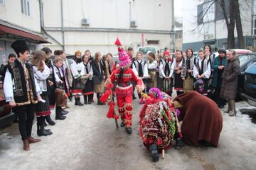 Peste 30 de elevi și profesori ai Școlii Gimnaziale „Mihai Eminescu” din Bănești au încântat Monitorul de Suceava cu colinde și obiceiuri de Anul Nou