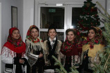 Un grup format din cinci elevi ai Școlii Gimnaziale Cornu Luncii a fost prezent ieri la redacția ziarului Monitorul de Suceava pentru a prezenta un program de colinde