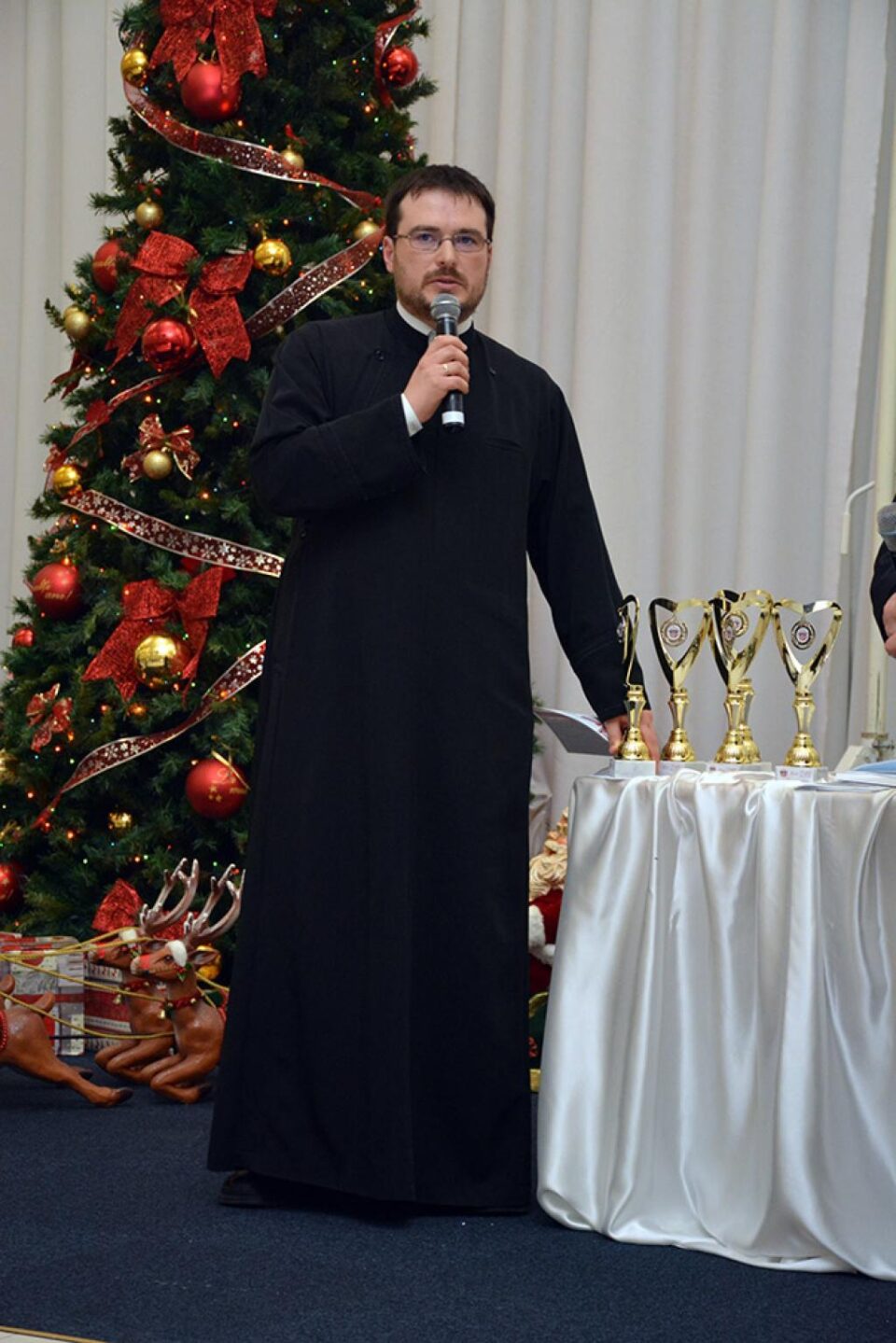 Preotul Gabriel Herea, la Gala „Top 10 Suceveni”. Foto ArTiStul