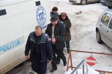 Primarul comunei Udești, Săvel Botezatu și casierul primăriei, Marinela Borza