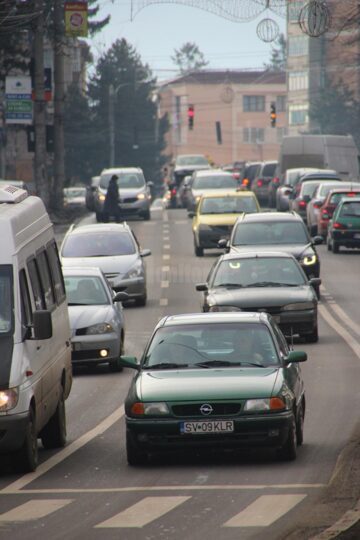 Trafic de coșmar pe străzile Sucevei, înaintea Crăciunului