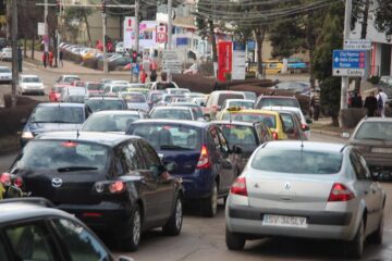 Trafic de coșmar pe străzile Sucevei, înaintea Crăciunului