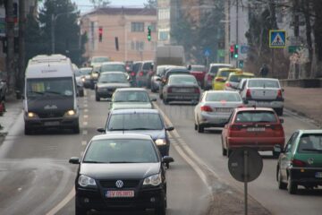 Trafic de coșmar pe străzile Sucevei, înaintea Crăciunului
