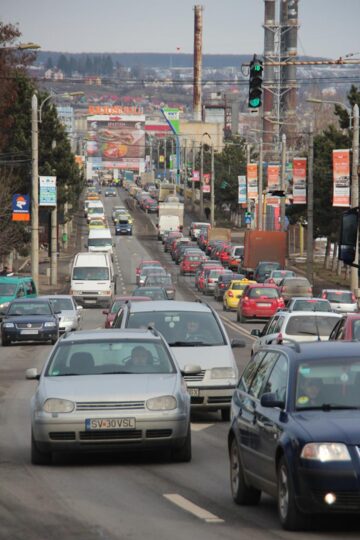 Trafic de coșmar pe străzile Sucevei, înaintea Crăciunului
