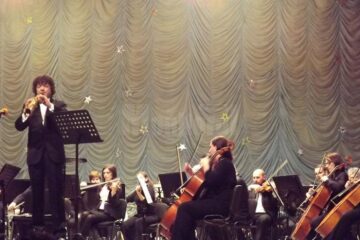 Dirijorul și solistul la saxofon Adrian Petrescu