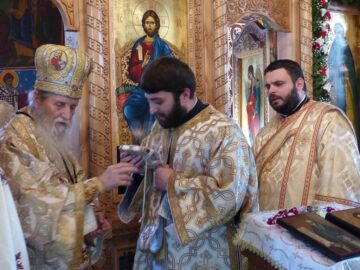 Zeci de credincioși au participat joi la Hramul Mănăstirii Voroneț, de Sfântul Cuvios Daniil Sihastrul