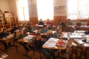 Elevii și profesorii au fost încântați de noile băncuțe