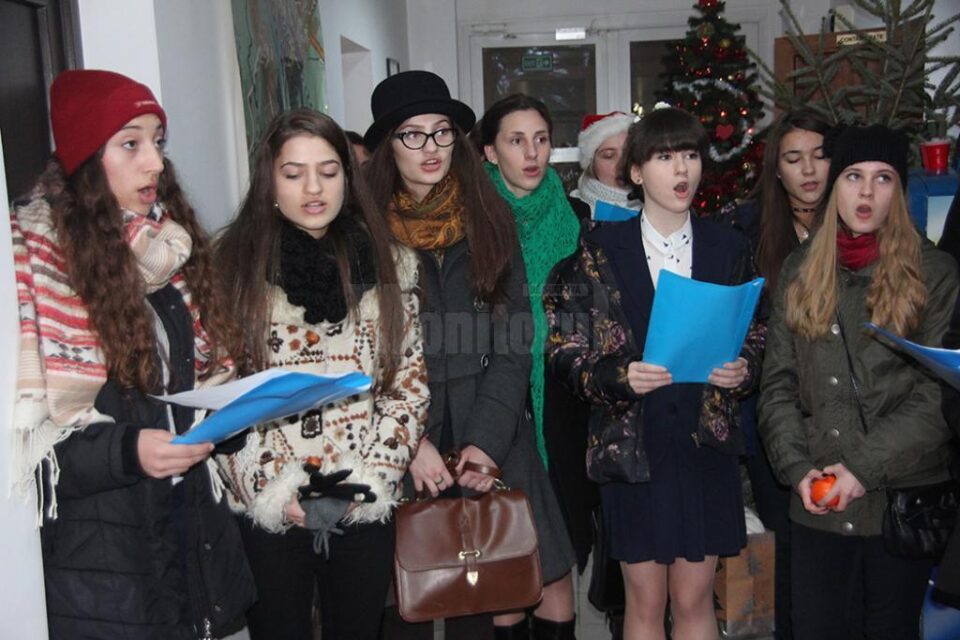 Redacția Monitorului a fost colindată ieri de un grup de eleve de la Colegiul Național „Ștefan cel Mare”