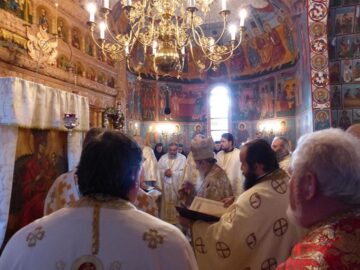 Zeci de credincioși au participat joi la Hramul Mănăstirii Voroneț, de Sfântul Cuvios Daniil Sihastrul