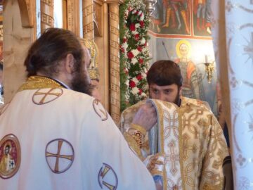 Zeci de credincioși au participat joi la Hramul Mănăstirii Voroneț, de Sfântul Cuvios Daniil Sihastrul