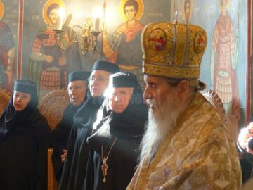 Zeci de credincioși au participat joi la Hramul Mănăstirii Voroneț, de Sfântul Cuvios Daniil Sihastrul